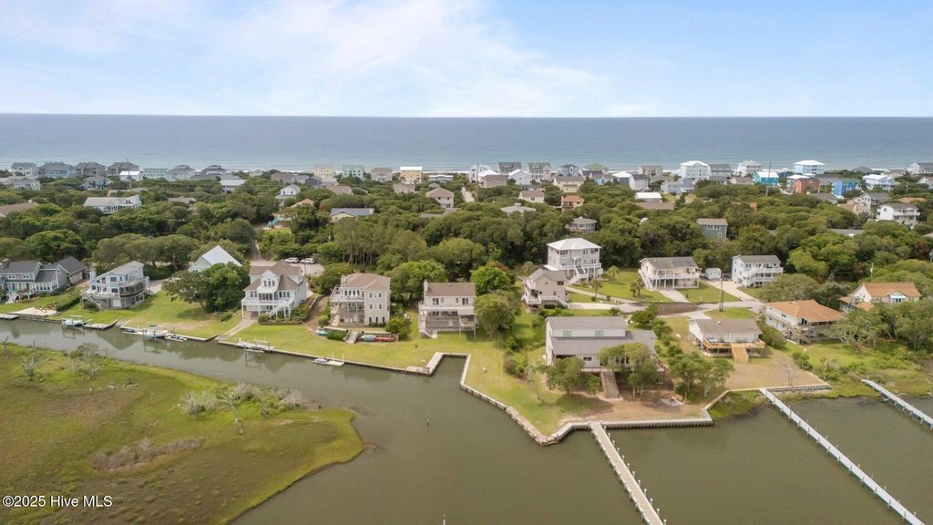 Image 4 of property listing at 5314 Bogue Sound Drive, Emerald Isle, NC 28594