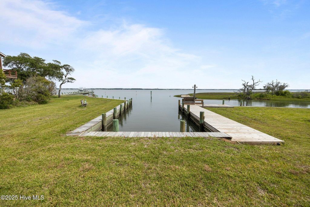 Image 41 of property listing at 5314 Bogue Sound Drive, Emerald Isle, NC 28594