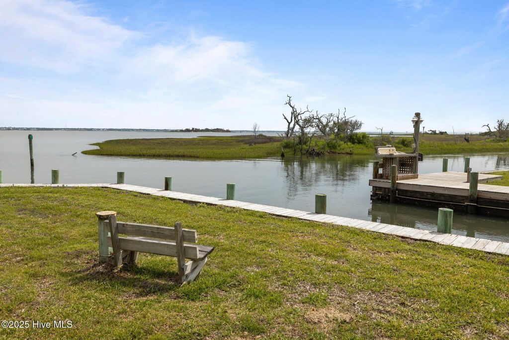 Image 43 of property listing at 5314 Bogue Sound Drive, Emerald Isle, NC 28594
