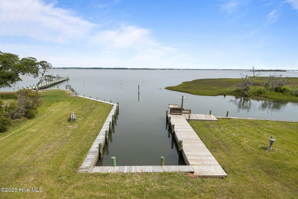 Image 45 of property listing at 5314 Bogue Sound Drive, Emerald Isle, NC 28594