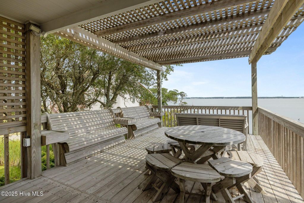 Image 46 of property listing at 5314 Bogue Sound Drive, Emerald Isle, NC 28594