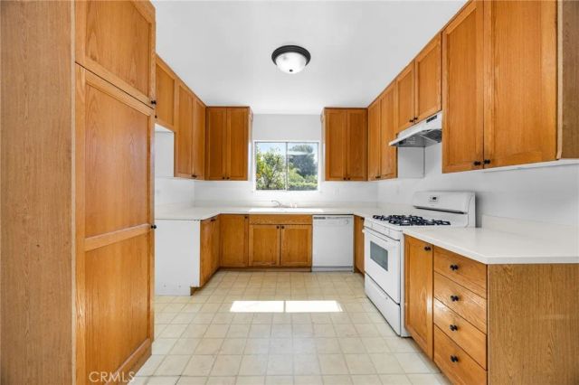 19016 Schoenborn, Northridge, CA 91324