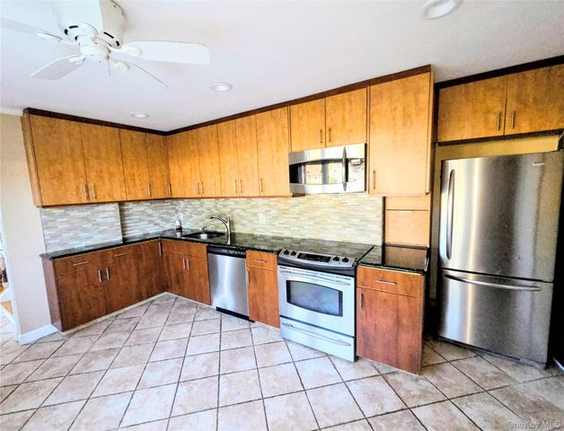20 Daisy Lane, Levittown, NY 11756