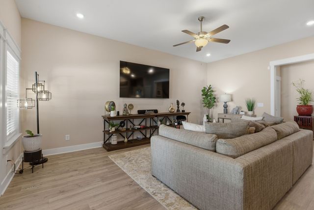 2822 Soldiers Honor Dr, Murfreesboro, TN 37128