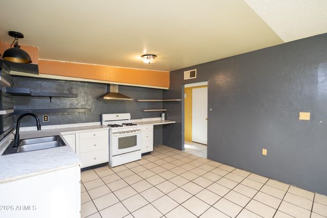 702 N SKYLINE Drive, Huachuca City, AZ 85616