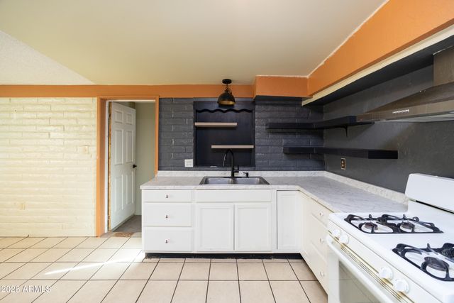 702 N SKYLINE Drive, Huachuca City, AZ 85616