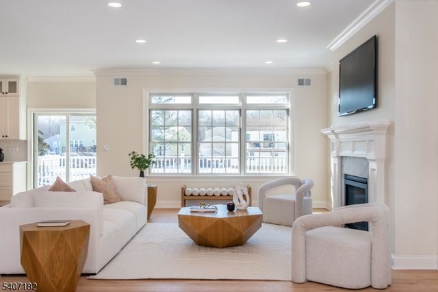 19 West Dr, Fairfield Twp., NJ 07004