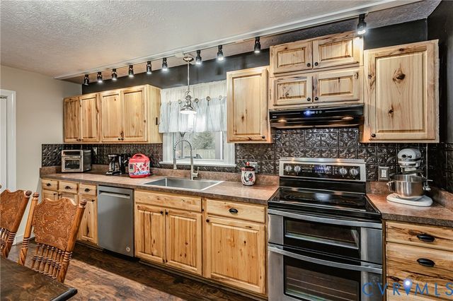 8023 Eddie Ln, Quinton, VA 23141