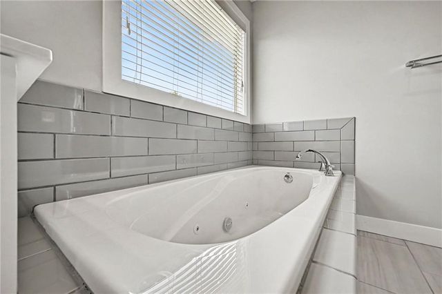 9543 N Kentucky Avenue, Kansas City, MO 64157