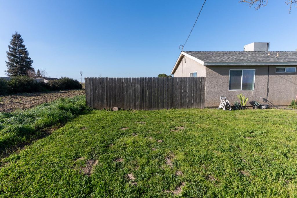 Image 16 of property listing at 4212 Merritt Drive, Traver, CA 93673