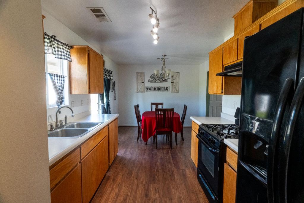 Image 4 of property listing at 4212 Merritt Drive, Traver, CA 93673