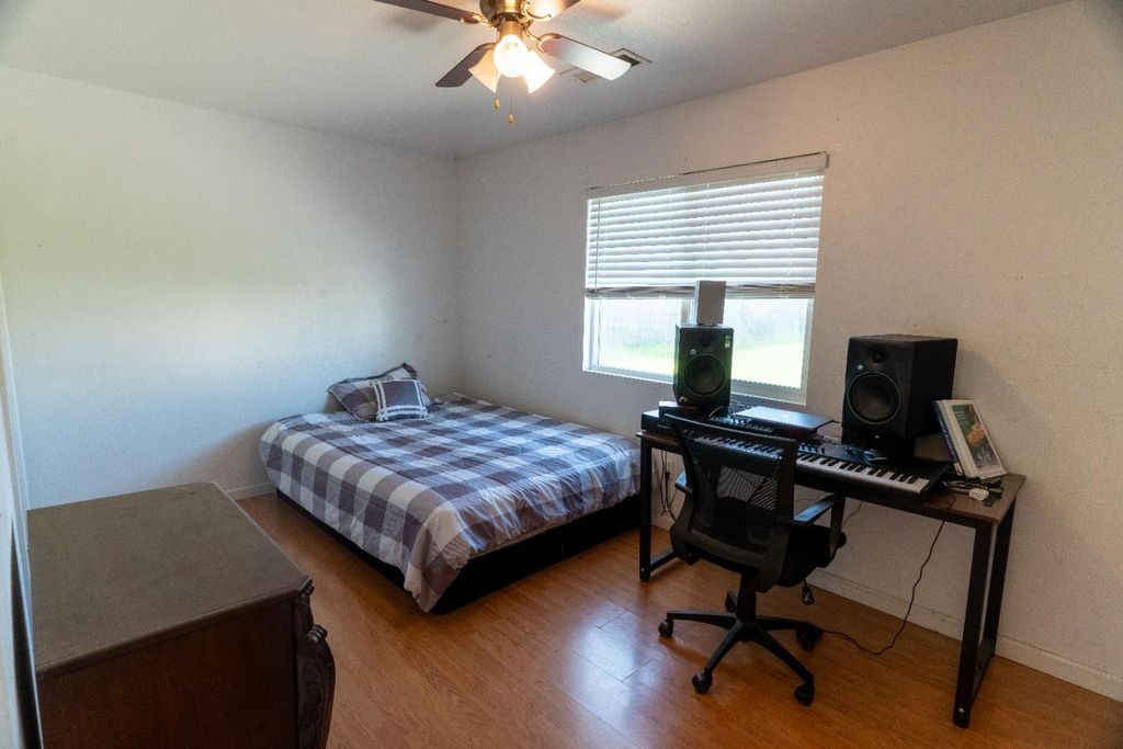 Image 9 of property listing at 4212 Merritt Drive, Traver, CA 93673