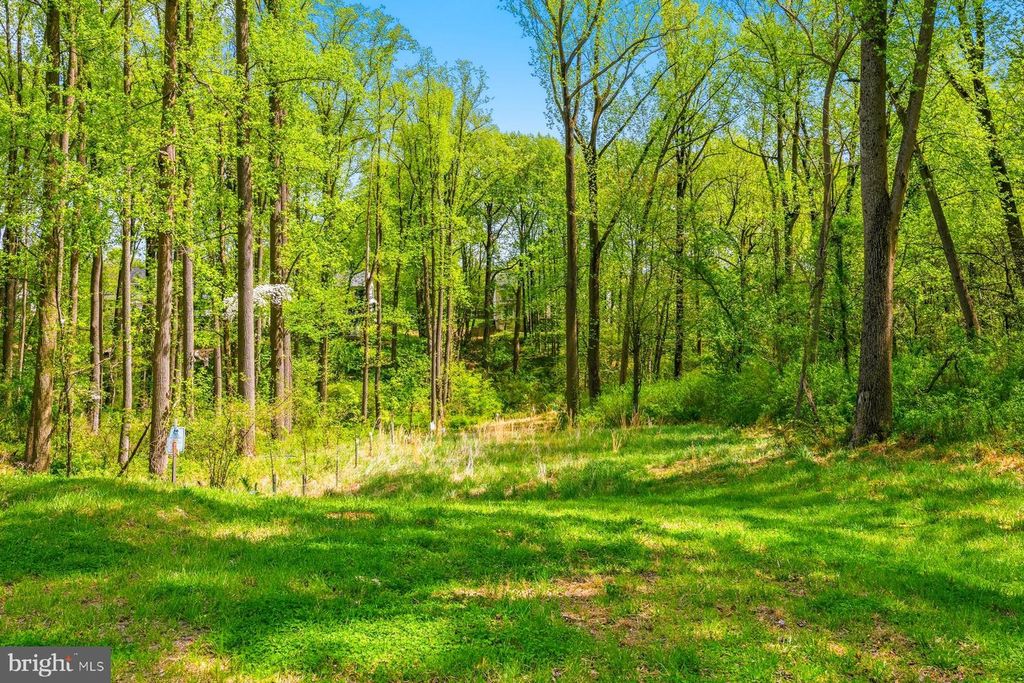 Image 2 of property listing at 8513 HUDSON CT, Laurel, MD 20723