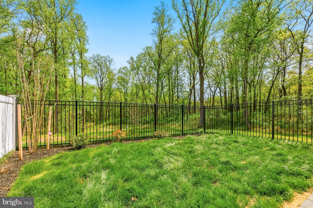 Image 3 of property listing at 8513 HUDSON CT, Laurel, MD 20723