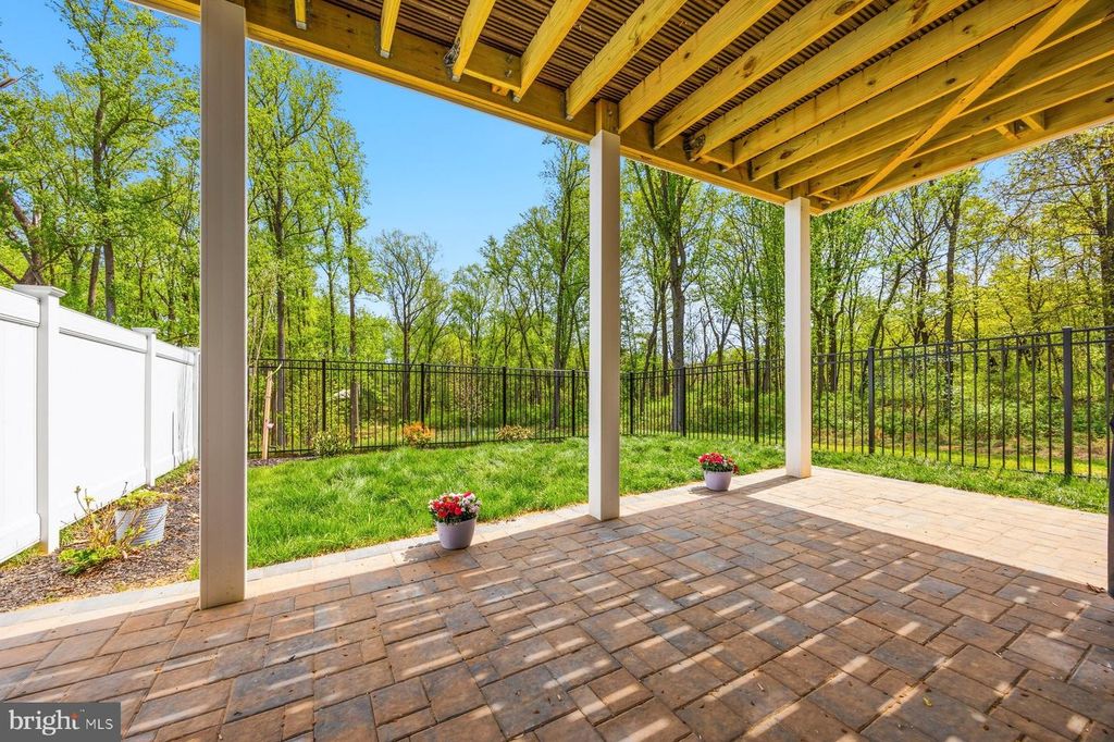 Image 4 of property listing at 8513 HUDSON CT, Laurel, MD 20723