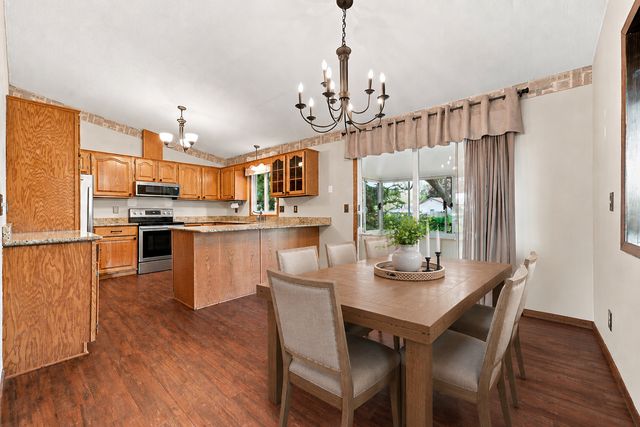 7470 Upper 26th Street N, Oakdale, MN 55128