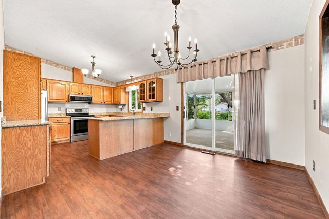 7470 Upper 26th Street N, Oakdale, MN 55128