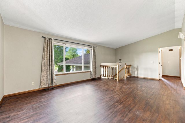 7470 Upper 26th Street N, Oakdale, MN 55128