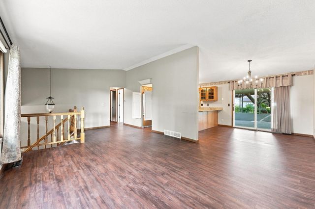7470 Upper 26th Street N, Oakdale, MN 55128