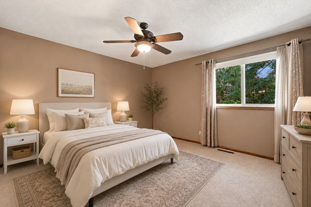 7470 Upper 26th Street N, Oakdale, MN 55128
