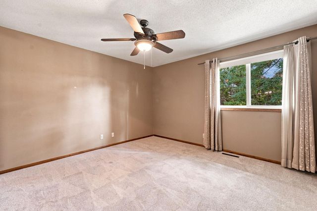 7470 Upper 26th Street N, Oakdale, MN 55128