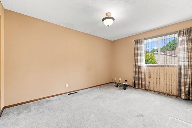 7470 Upper 26th Street N, Oakdale, MN 55128