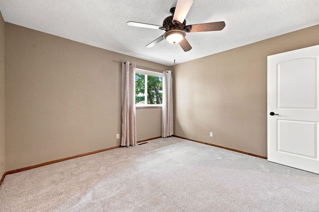 7470 Upper 26th Street N, Oakdale, MN 55128