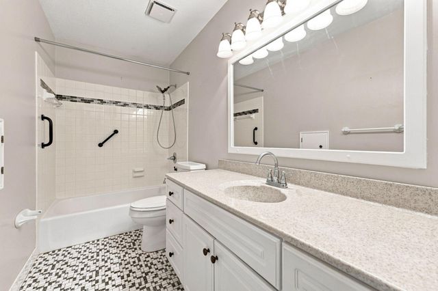 7470 Upper 26th Street N, Oakdale, MN 55128