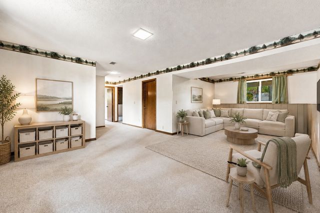 7470 Upper 26th Street N, Oakdale, MN 55128