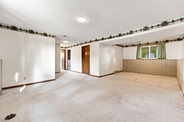 7470 Upper 26th Street N, Oakdale, MN 55128