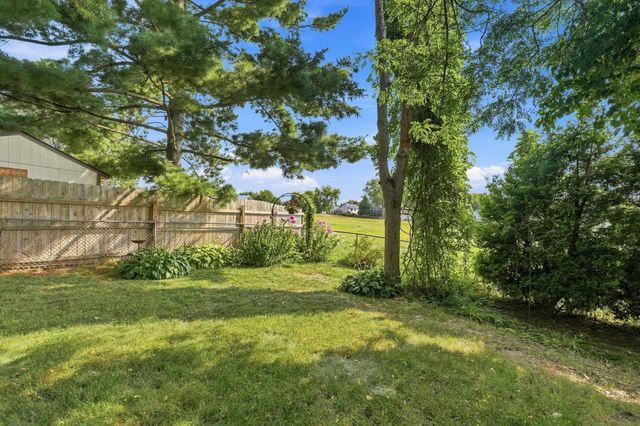 7470 Upper 26th Street N, Oakdale, MN 55128