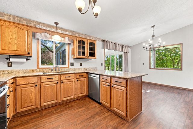7470 Upper 26th Street N, Oakdale, MN 55128