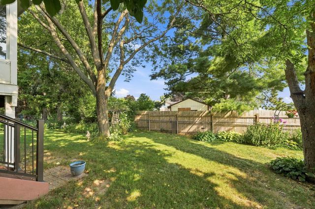 7470 Upper 26th Street N, Oakdale, MN 55128