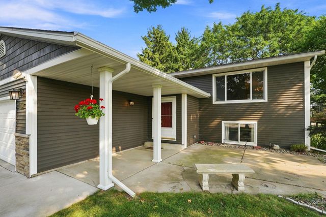 7470 Upper 26th Street N, Oakdale, MN 55128