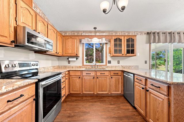 7470 Upper 26th Street N, Oakdale, MN 55128