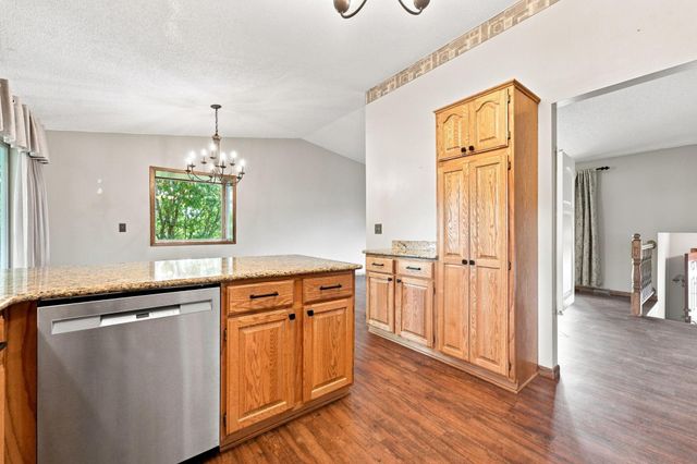 7470 Upper 26th Street N, Oakdale, MN 55128
