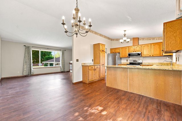 7470 Upper 26th Street N, Oakdale, MN 55128