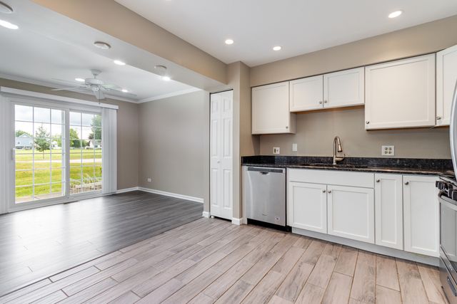 2316 Highland Court 2316, Schaumburg, IL 60194