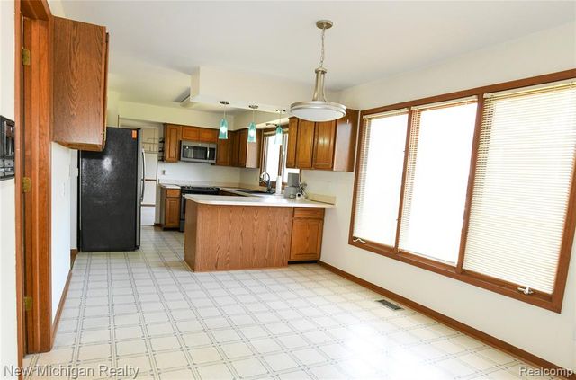 22200 Heatheridge, Farmington, MI 48167