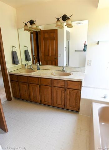 22200 Heatheridge, Farmington, MI 48167