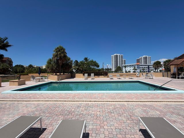 1036 US-1 221, North Palm Beach, FL 33408