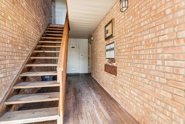 5803 Oakwood Drive B, Lisle, IL 60532