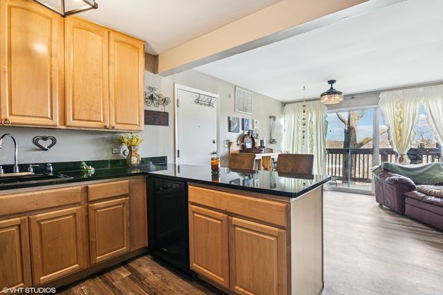 5803 Oakwood Drive B, Lisle, IL 60532