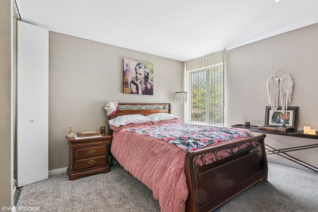 5803 Oakwood Drive B, Lisle, IL 60532