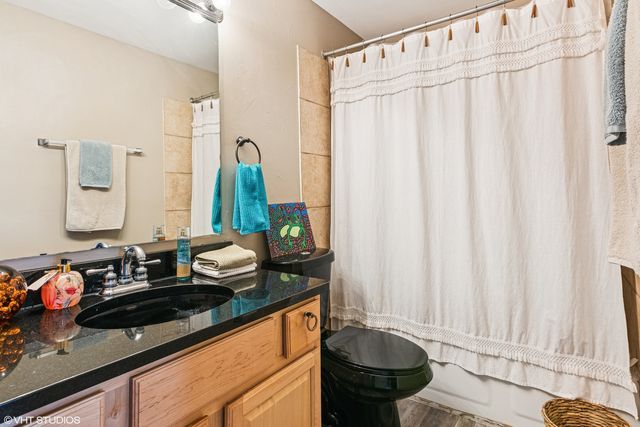 5803 Oakwood Drive B, Lisle, IL 60532