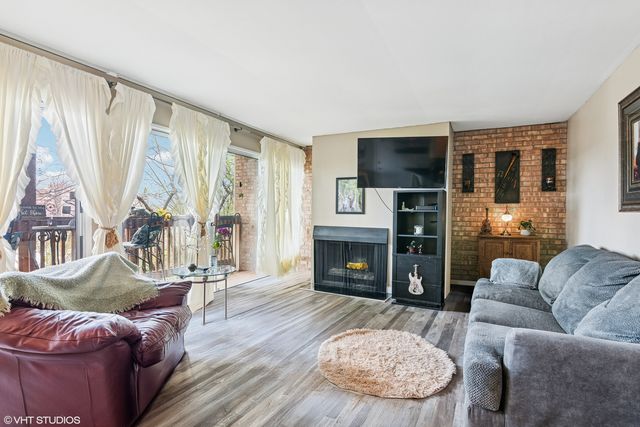 5803 Oakwood Drive B, Lisle, IL 60532