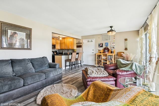 5803 Oakwood Drive B, Lisle, IL 60532