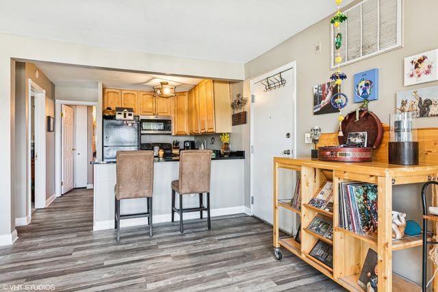 5803 Oakwood Drive B, Lisle, IL 60532
