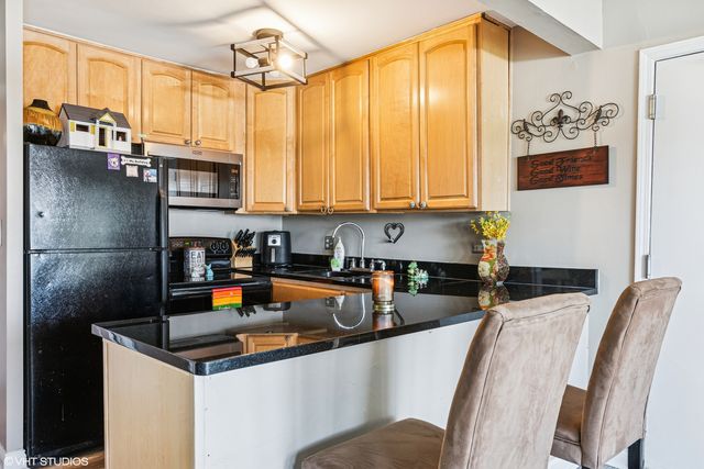 5803 Oakwood Drive B, Lisle, IL 60532