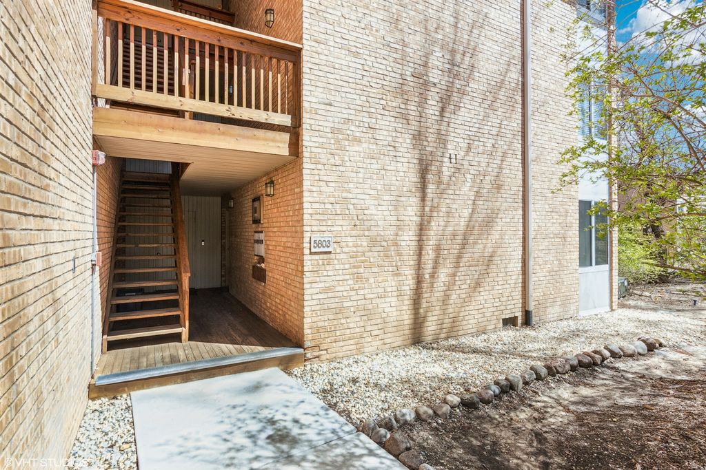 5803 Oakwood Drive B, Lisle, IL 60532